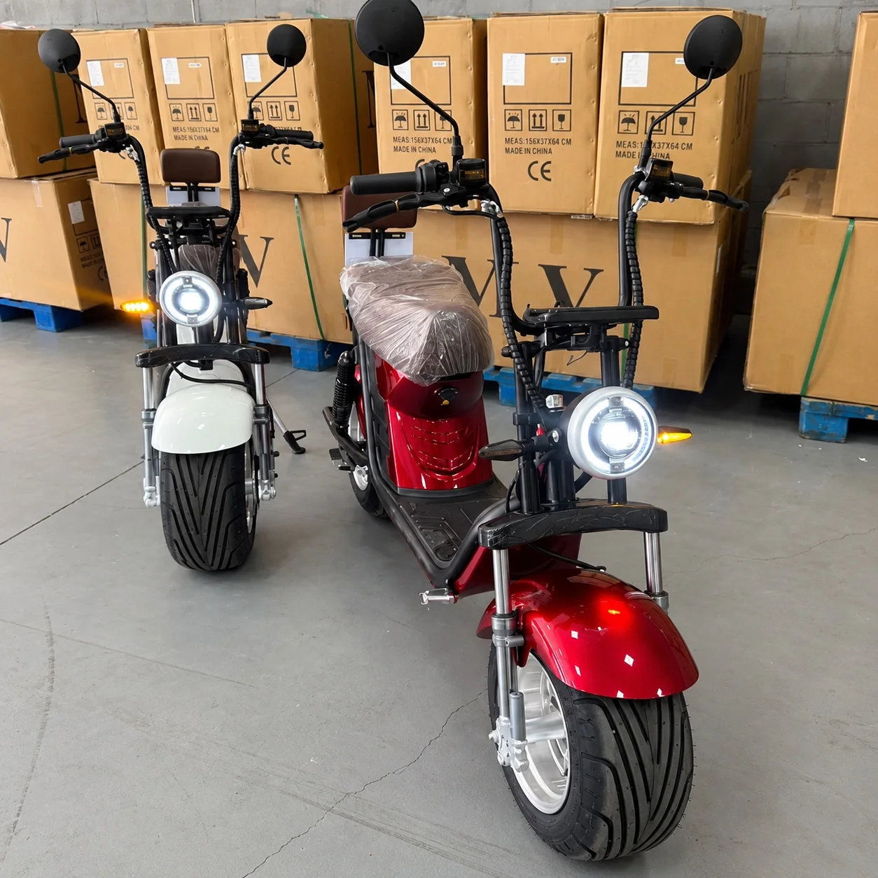 Scooters vermelha e branca