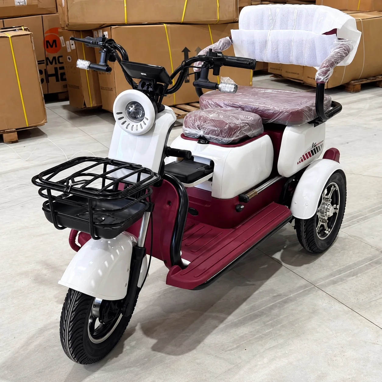 Scooter de três rodas branca e vinho